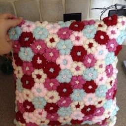 ​Вязаная цветочная подушка