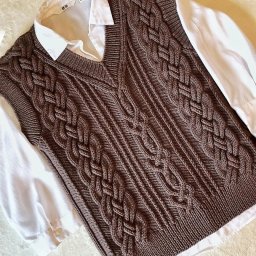 Жилетка с красивыми узорами