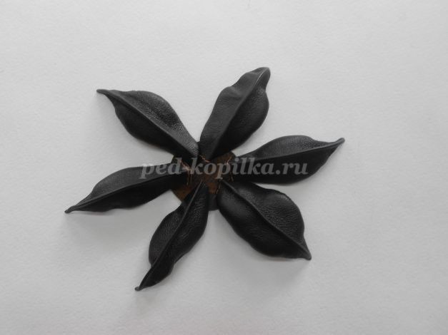 Цветок из кожи
