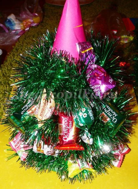 Делаем ёлочку из конфет и мишуры к новому году