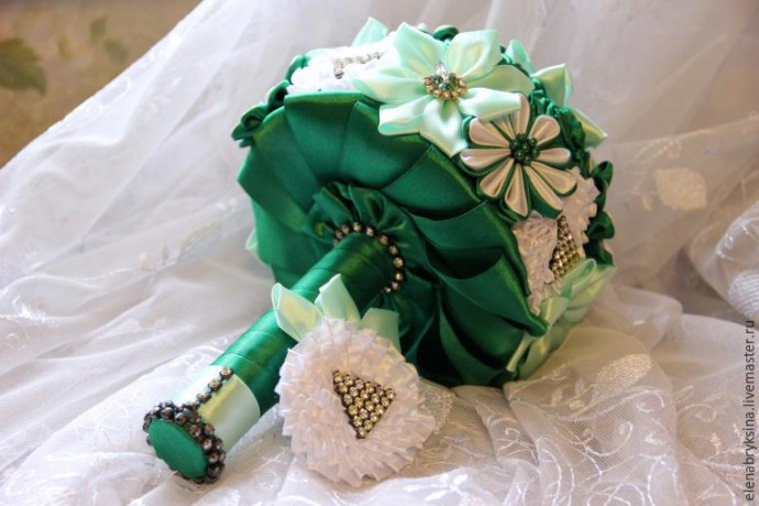 Делаем юбочку из атласных лент для брошь-букета