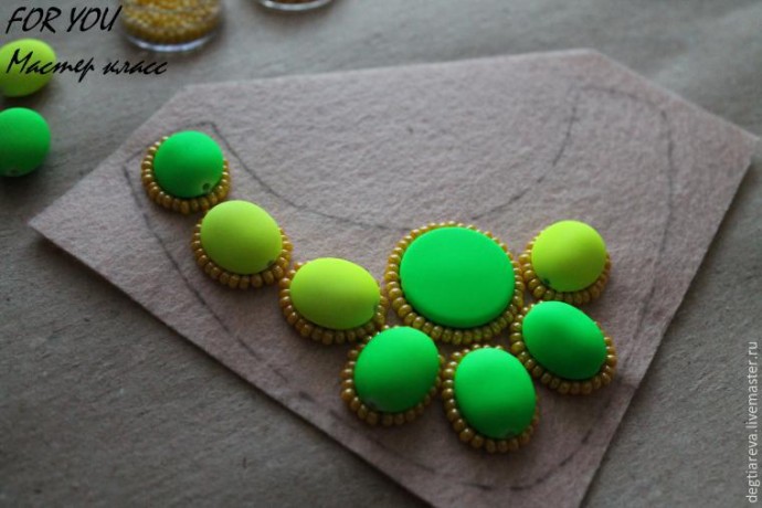 Вышиваем модное колье из минимального набора материалов Вышиваем модное колье из минимального набора материалов