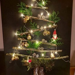 ​Настенные елочки из веточек