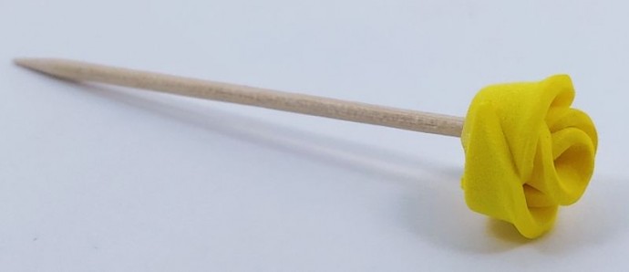 Очаровательные маленькие розочки из обрезков фоамирана для декора и аксессуаров Очаровательные маленькие розочки из обрезков фоамирана для декора и аксессуаров