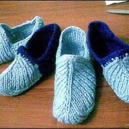 ​Тапочки с трех петель: просто и уютно