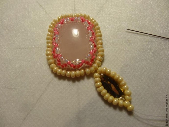 ​Брошь из бисера и лент: часть 2