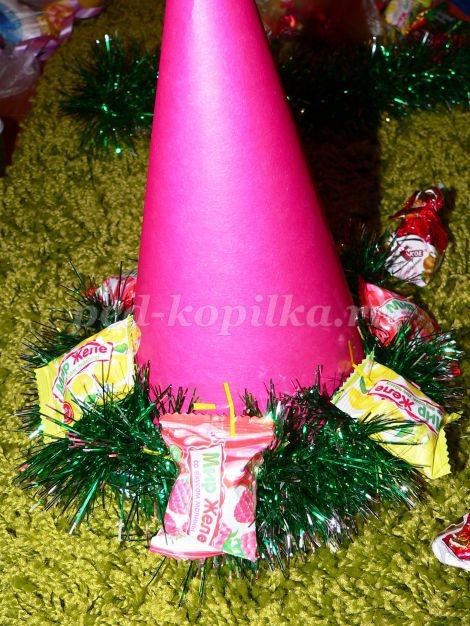 Делаем ёлочку из конфет и мишуры к новому году