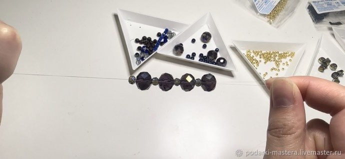 ​Новогодний шар с оплетёнными бисером кристаллами риволи: часть 4