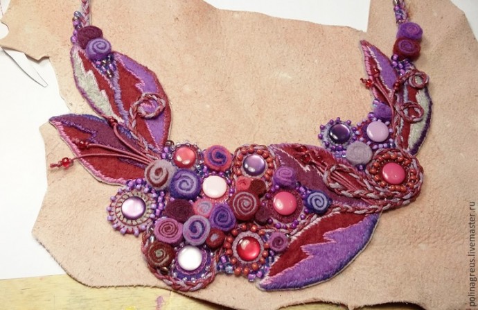 Этюд в малиновых тонах: фетровое колье