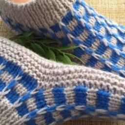 ​Лёгкие в исполнении и удобные следки на двух спицах