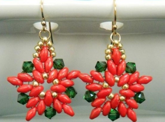 Новогодний цветок: пуансеттия из бусин супердуо и бисера