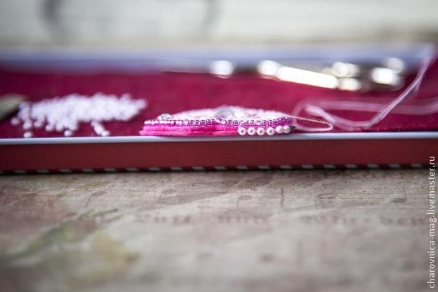 ​Вышивка бисером кулона в виде простого цветка: часть 2