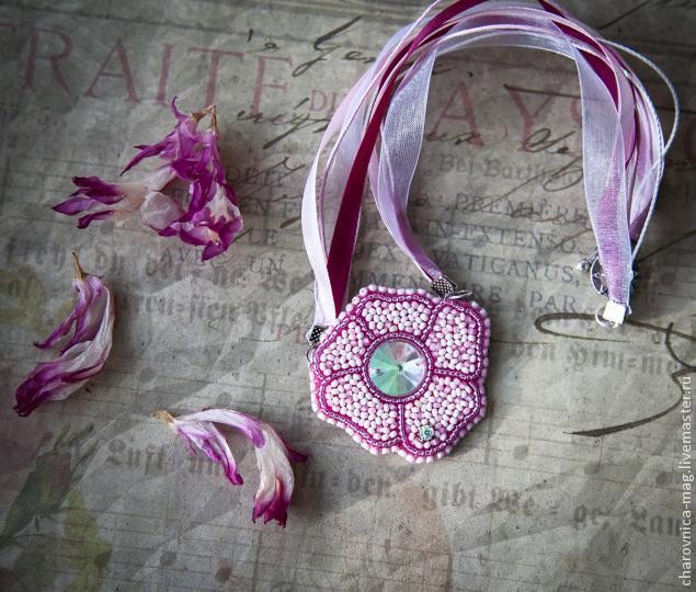 ​Вышивка бисером кулона в виде простого цветка: часть 2