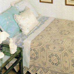 ​Покрывало с квадратными мотивами