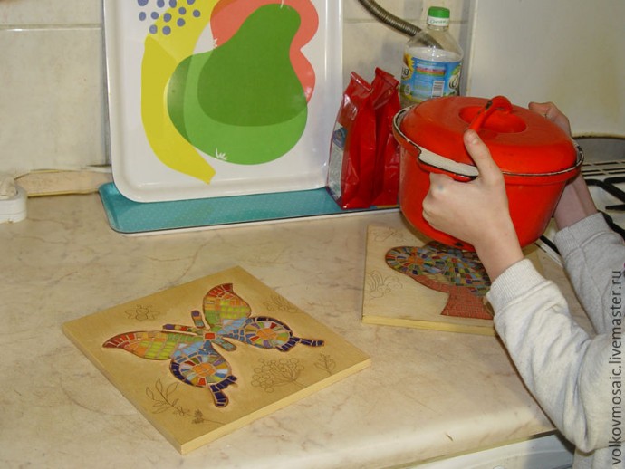 Декорируем подставки под горячее в технике мозаики: часть 2