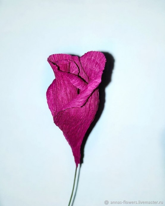 Мастерим красивую розу из гофрированной бумаги: часть 2