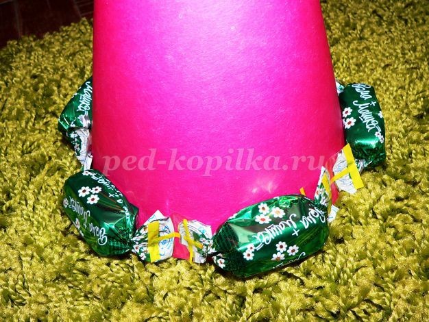 Делаем ёлочку из конфет и мишуры к новому году