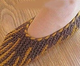 ​Двухцветные следочки спицами