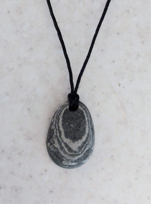 Подвески из морских камней