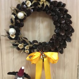 Венок из шишек