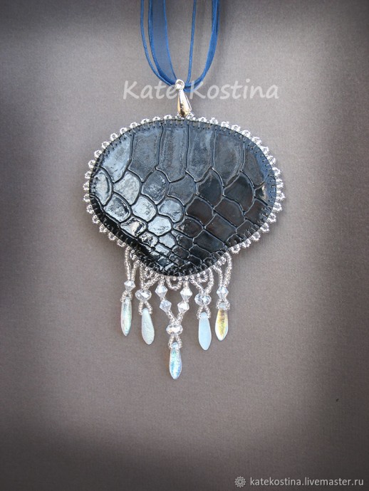 ​Кулон "Заледеневшее озеро": вышивка гладью и бисером, часть 2