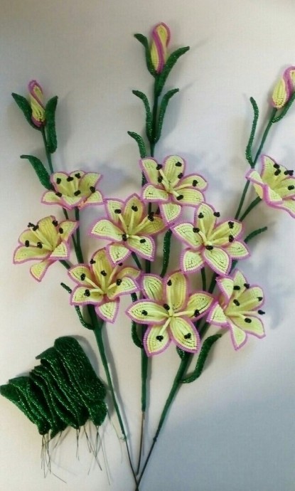 Букет лилий из бисера