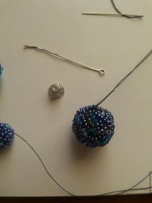 Создаем маленькие шарики-брелки с помощью пряжи и бисера