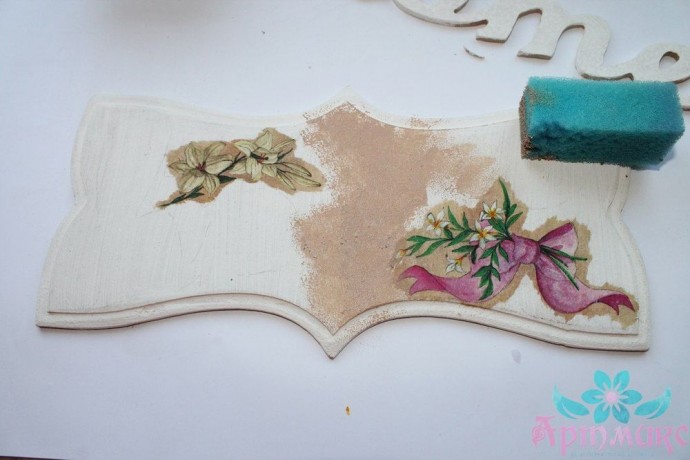 ​Процесс создания таблички "Home" в технике декупаж