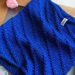 Великолепный снуд связанный диагональным узором спицами