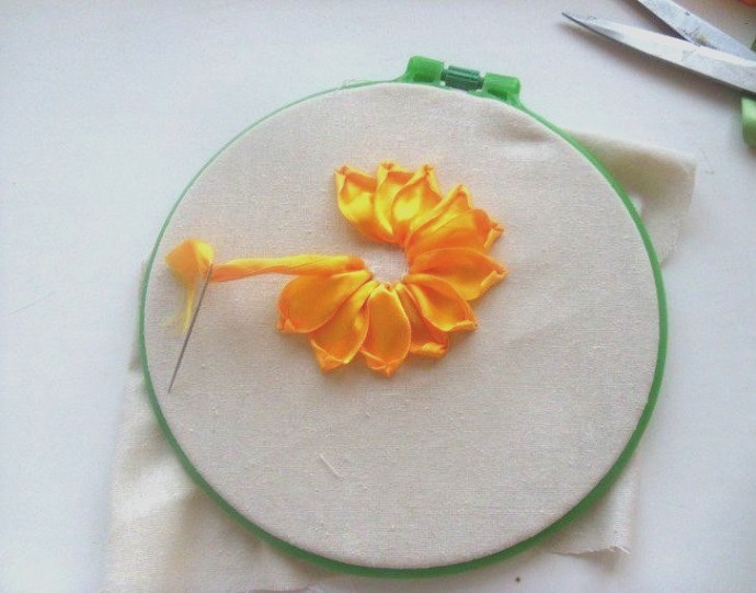Вышиваем подсолнухи лентами: мастер-класс
