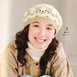 ​Двухцветный берет с цветочками