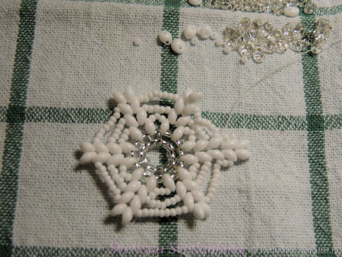 Зимний вальс из бисера и твина Зимний вальс из бисера и твина