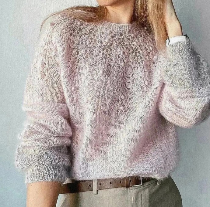 Нежный джемпер спицами: вязаная кокетка