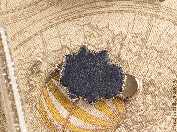 Рельеф и цветовой рефлекс: создаем изящные серьги за пару часов