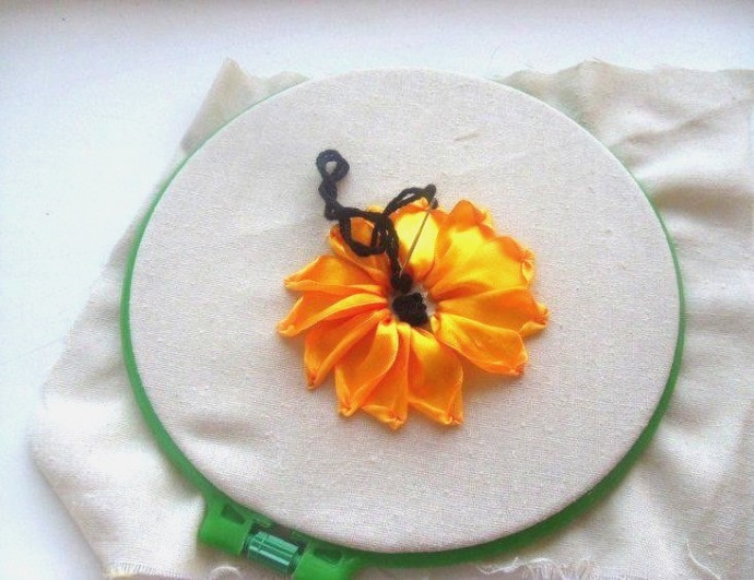 Вышиваем подсолнухи лентами: мастер-класс