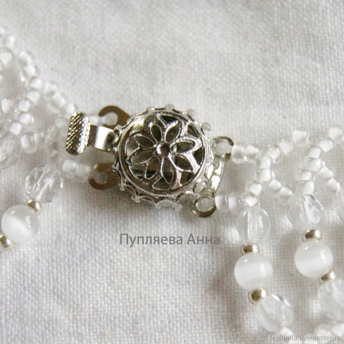 Белоснежное колье с бусинами своими руками