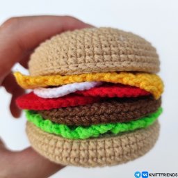 ​Бургер крючком: интересное украшение для кухни