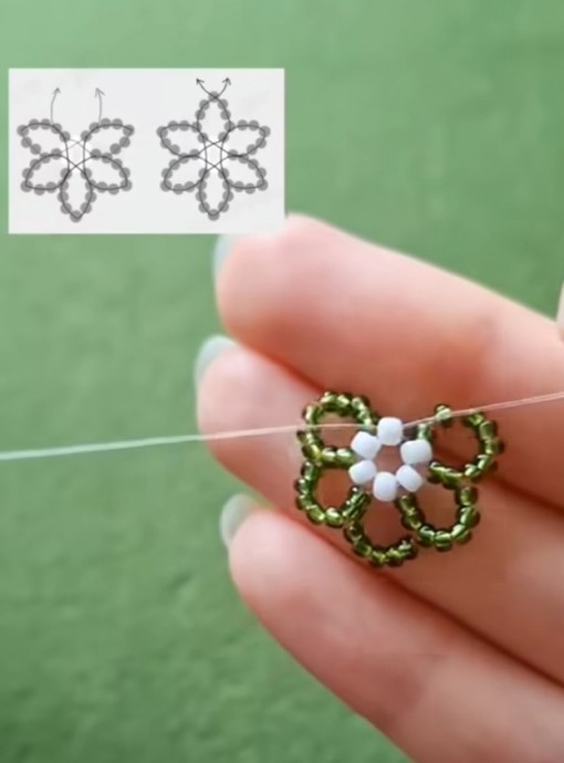 ​Простой цветок из бисера