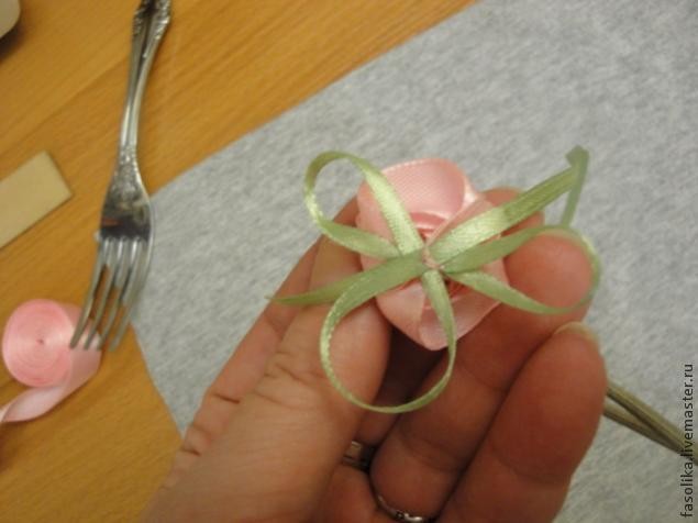Розочка из атласной ленты за 1 минуту: часть 2 Розочка из атласной ленты за 1 минуту: часть 2
