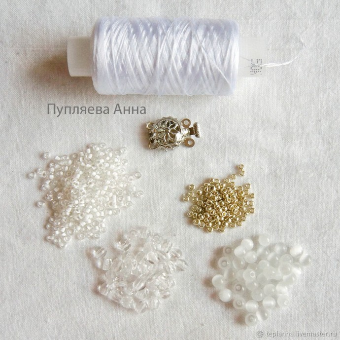 Белоснежное колье с бусинами своими руками