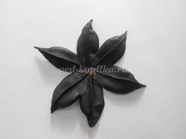 Цветок из кожи