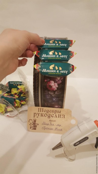 Делаем композицию "Будильник" из конфет и жестяной банки для печенья