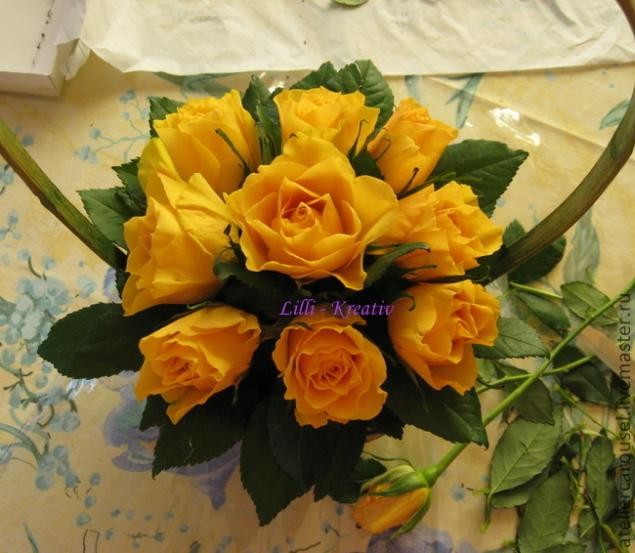 Корзинка с розами: простой вариант