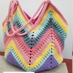 Простая и удобная сумочка в разных цветовых вариантах