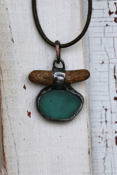 Подвески из морских камней