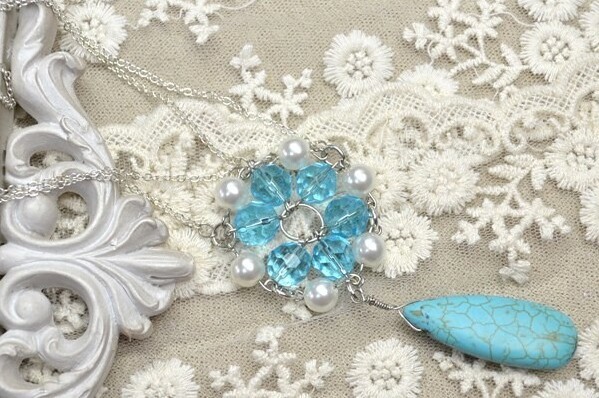 Интересный кулон в голубой гамме