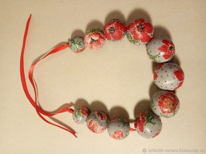 Мастер-класс по изготовлению сразу трех нитей бус в техниках декупаж и точечная роспись: часть 2