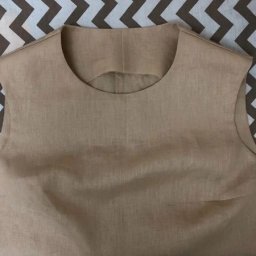 Обрабатываем цельнокроеной обтачкой горловину и пройму блузки: часть 1