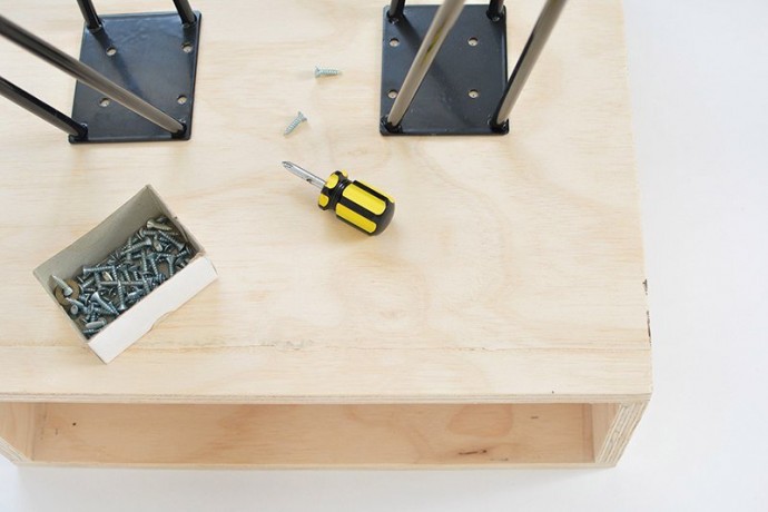 Прикроватный столик своими руками