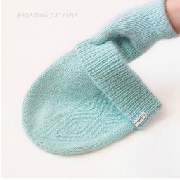 ​Шапочка с асимметричным узором